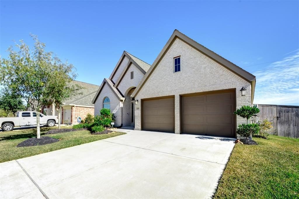 9238 Lakeshores Lagoon Lane