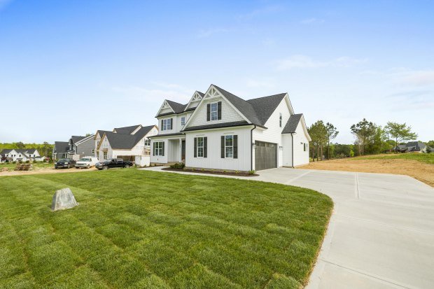 Contemporary suburban house with a large yard and peaceful surroundings, ideal for families.